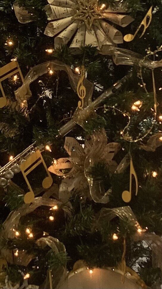 HU Christmas tree celebrating music23