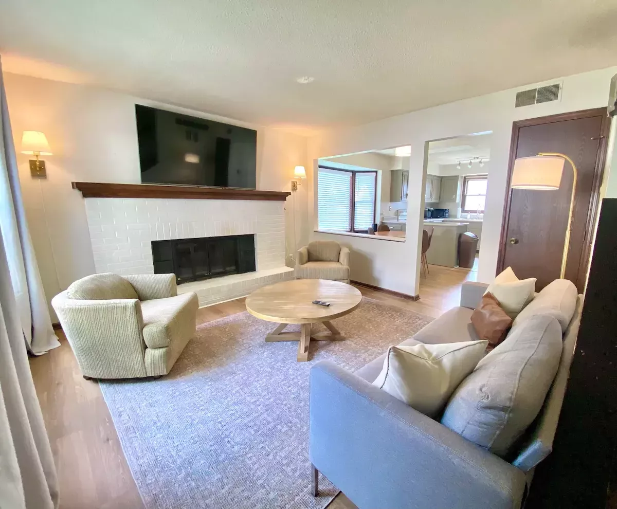 Restful Townhouse Livroom Htgn