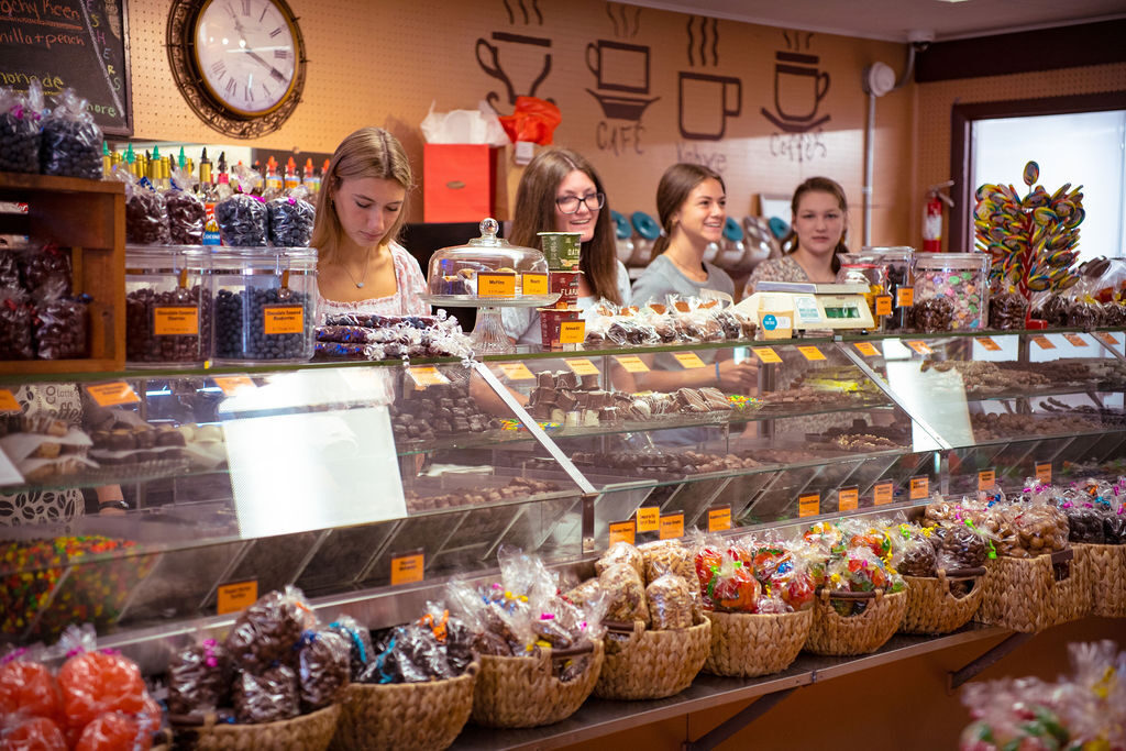 Partyshopgirlsbehindthecounter2