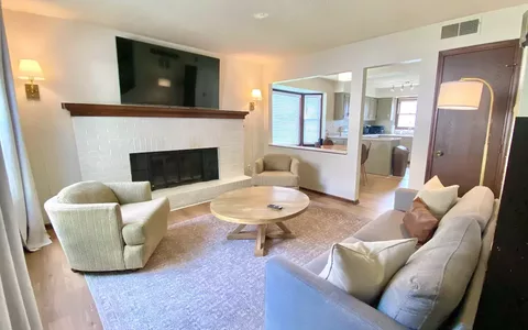 Restful Townhouse Livroom Htgn