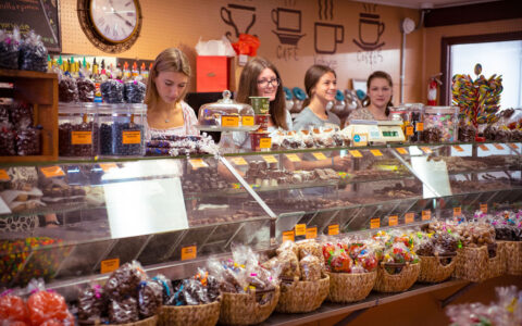 Partyshopgirlsbehindthecounter2